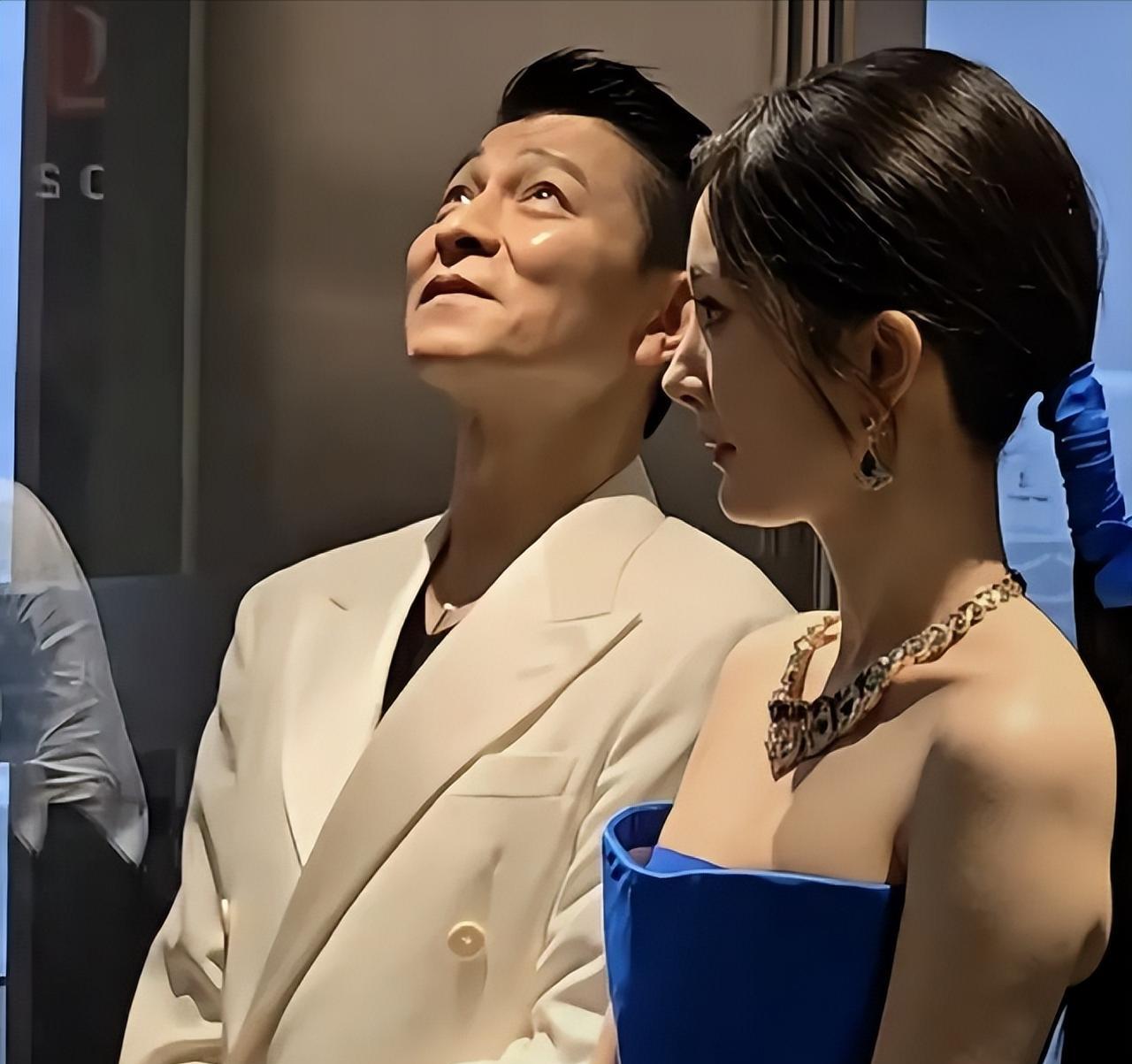 杨幂在刘德华这种大咖面前，丝毫不怯场，一点没有尴尬也没有压迫感，看起来真的很淡定