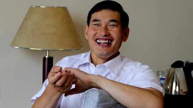 大衣哥太苦恼，大过年门口挤满讨钱的人，双方情绪激动差点动手