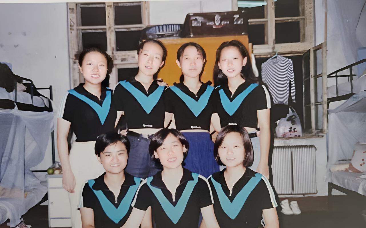 1993年，在沈阳师范学院读书时，给一个寝室的女生照的大学生制服照，虽然当喜欢其