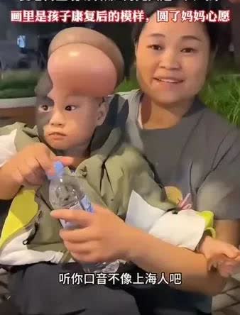 上海街边，一位博主花8万买了个气球。卖气球的女子不同意，坚持要退钱，博主说，这钱