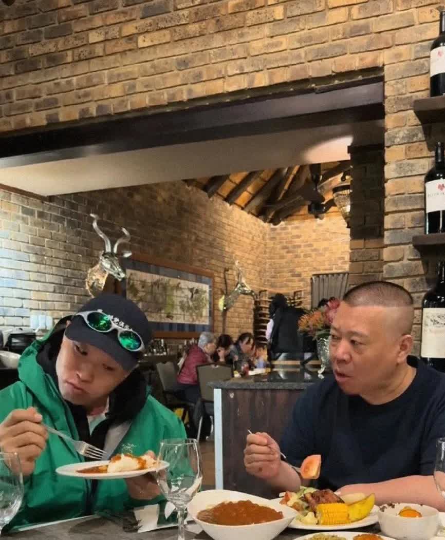 郭德纲携德云社非洲之行，当地最好的餐馆就餐，吃的却是清一色的半成品！
    