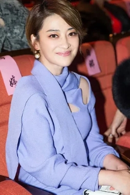 49岁梅婷惊艳亮相，冻龄逆生长太神奇！

 紫色套装干练大方，衣品一直在线！
 