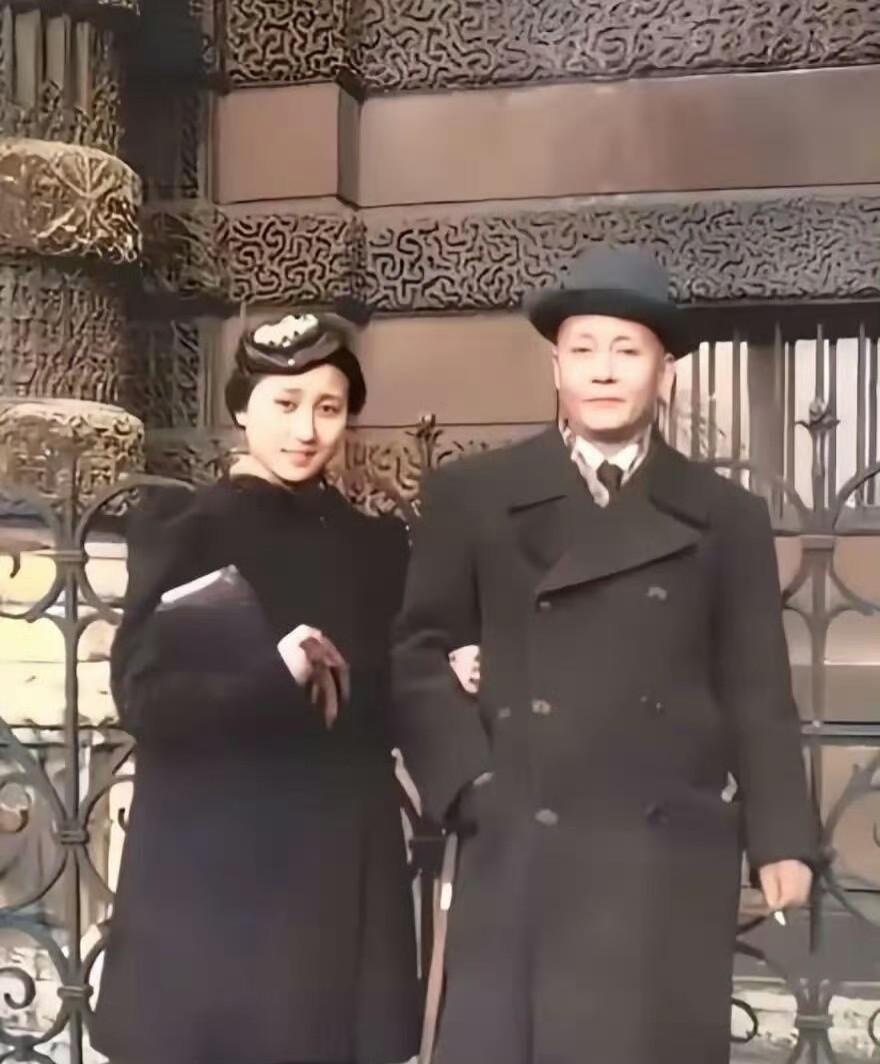 这是钱老之妻蒋英少女时代和父亲在法国卢浮宫的一张珍贵合影照。
图中的蒋英面容温婉