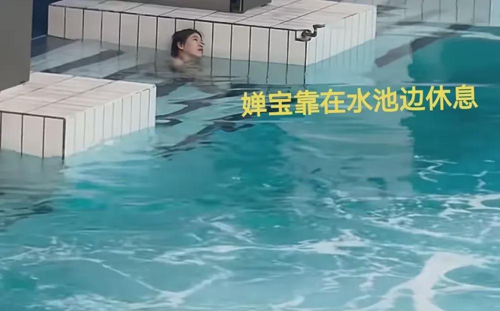 哈哈，奥运冠军全红婵也怕教练！陈若琳走近时，全红婵就像我们看到老师进教室一样……