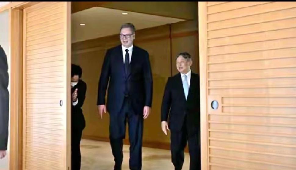这不是p图，这是真的，塞尔维亚总统武契奇到日本访问，期间和日本天黄进行会面，这是