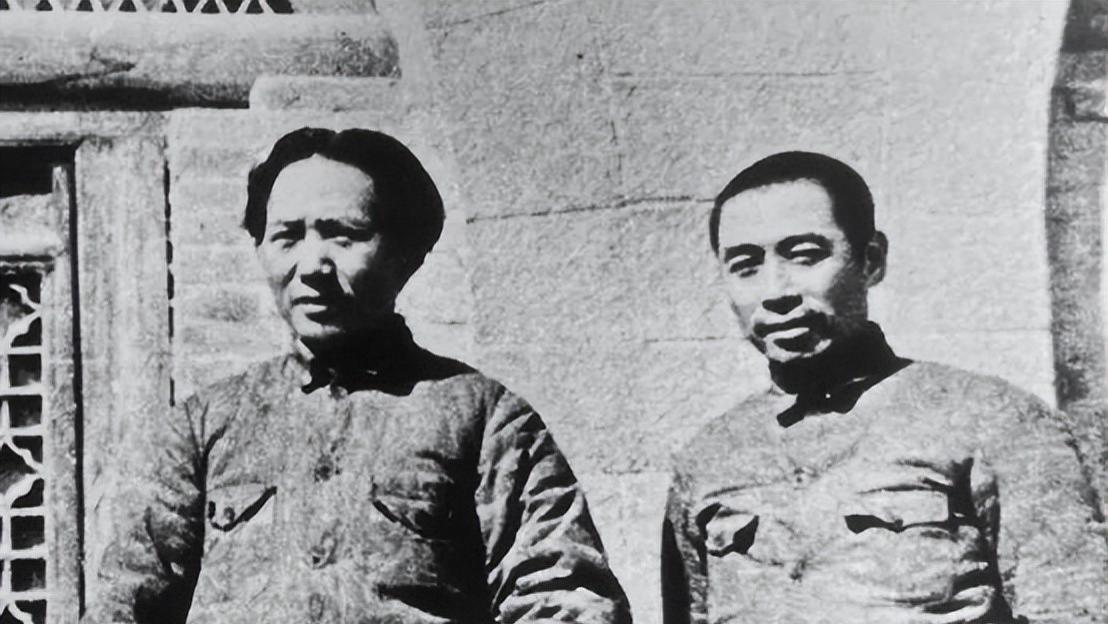 四渡赤水期间，周恩来闻到一股酒味，毛主席：李白到此不须归嘛