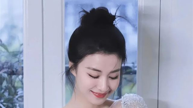 王楚然星钻裙，一颦一笑间透露着高级的美