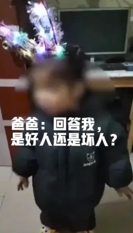 广东一男子在家问女儿：“日本人是好人还是坏人？” 女儿回答：“是好人。” 男子听