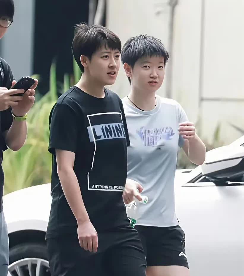 莎莎只要有参照就知道她有多白
身材有多好，绝对是女性羡慕的[爱慕]

同样