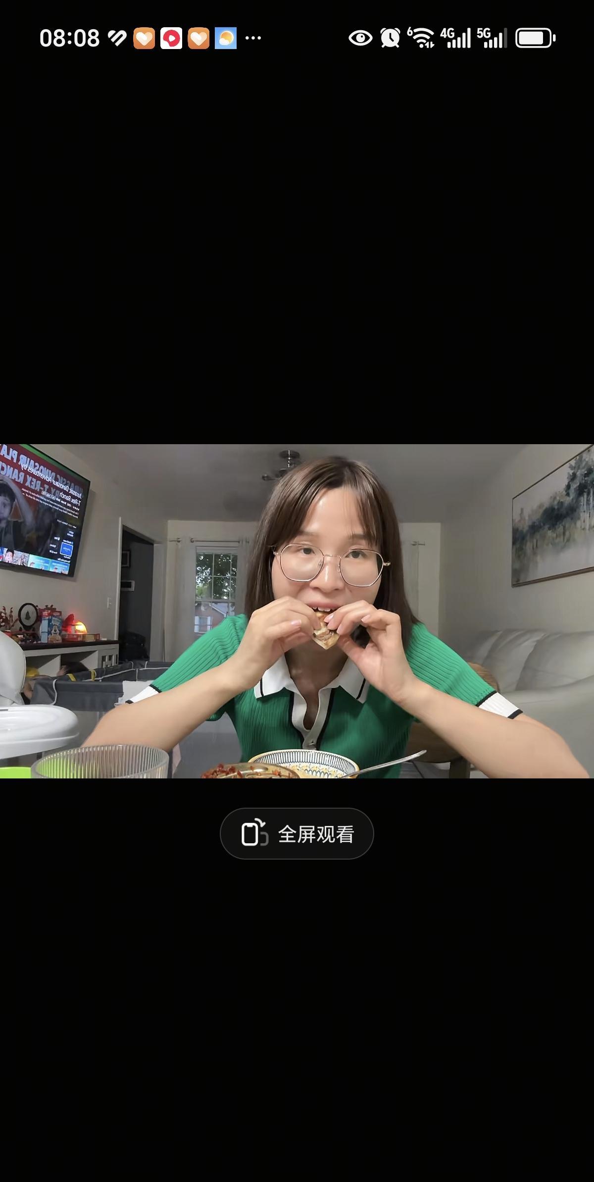 A妈做的牛肉饼，杰森吃的眼睛都亮了。把艾莉馋的直勾勾的盯着看。
A妈一人带三个娃