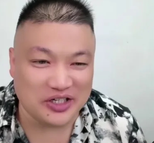 直播3小时，草帽姐被踢出画面

李超把干妹按在镜头前，一句“旧人别挡财路”引爆弹