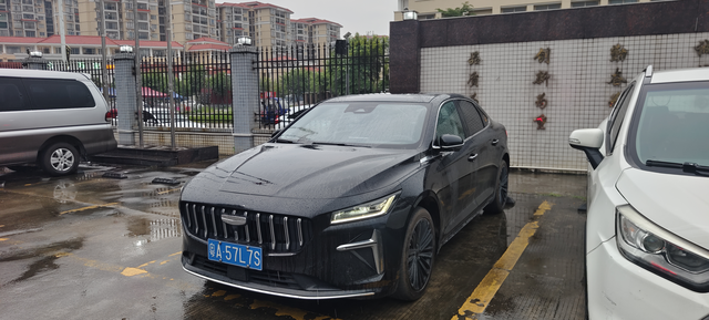 纪念星瑞L智擎
从此再无L，只有星瑞也宣告着吉利油混的尝试失败，车是好车，质感很