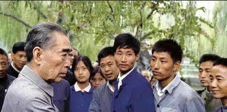 “明年五一，我来看牡丹！”周总理笑着指向枯黄的花池，却再也没能赴约  
一蹲一拒