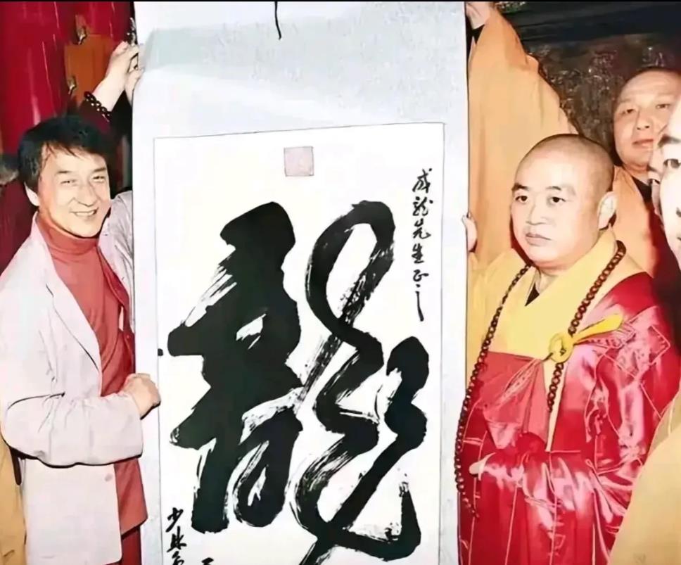一觉醒来，成龙塌天。
现在的成龙大哥，最想删除的应该就是这张照片了。
少林方丈释