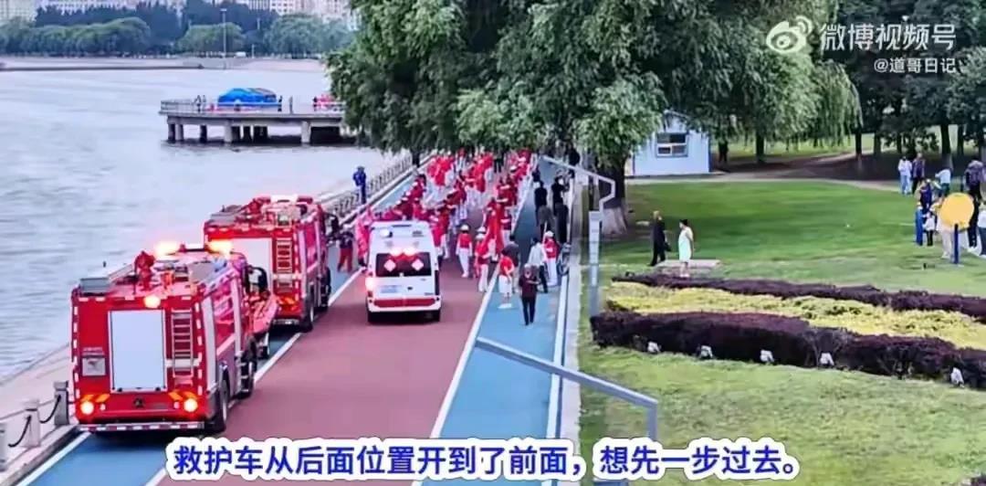终于撞到枪口上！
平时暴走团走在路上，可以不让行人，可以不让私家车。如果你跟他
