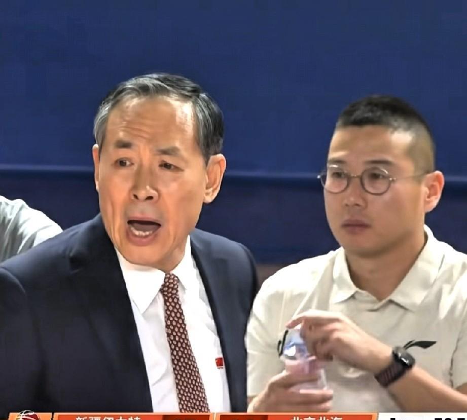 比分被新疆队反超！许利民瞬间黑脸且不淡定，叫暂停，大外援斯佩尔曼还在和许指导碎碎