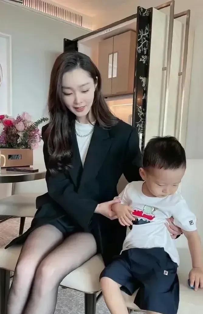 这位小孩子是谁？这么幸福