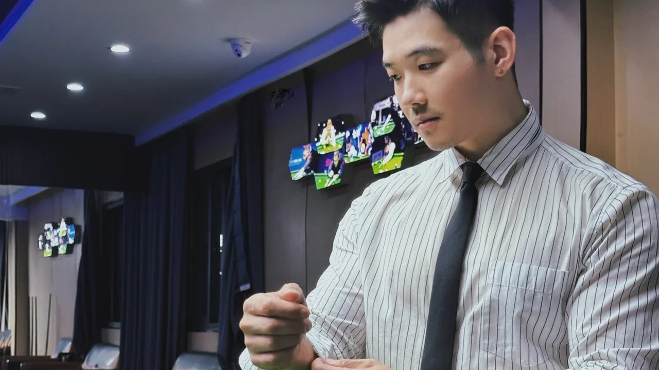 男生私下偷偷在意别人对自己感情评价