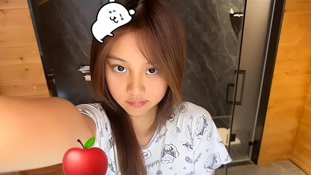 贾乃亮女儿与好友拍古风写真，甜馨妆发精致变化超大，美到认不出