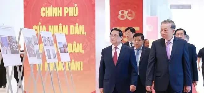 据介绍，这是越南一把手苏林和二把手范明政近来一同参加越国内重大活动的现场画面。我