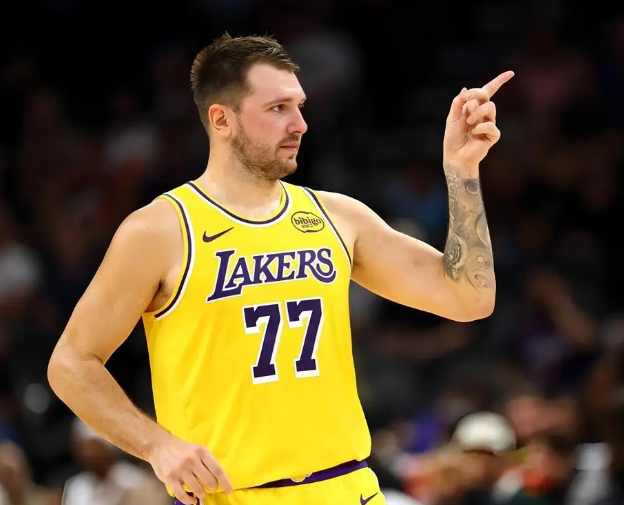 湖人现在的困局其实很好解决。
首先我们要裁掉主教练，这个主教练雷迪克能给东契奇里