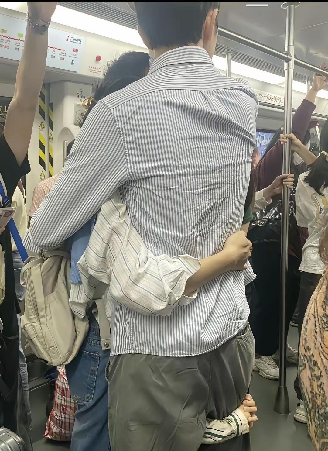 这是我见过最有魅力的男人
能让一个女人上瘾的男人
不是他的才华和相貌
而是他身上
