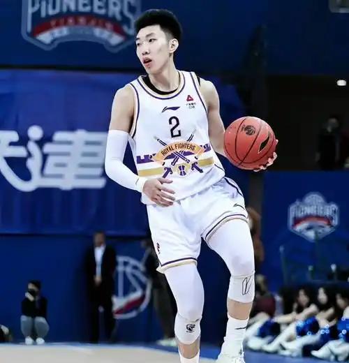 廖三宁和郭艾伦都是中国篮坛的优秀后卫，但他们的职业生涯轨迹和成就各有特点，要判断