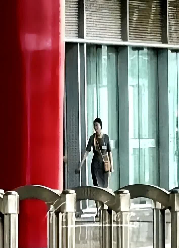 76万奖金3小时花光？

不，她直接清零了。

孙颖莎刚把两座冠军杯塞进