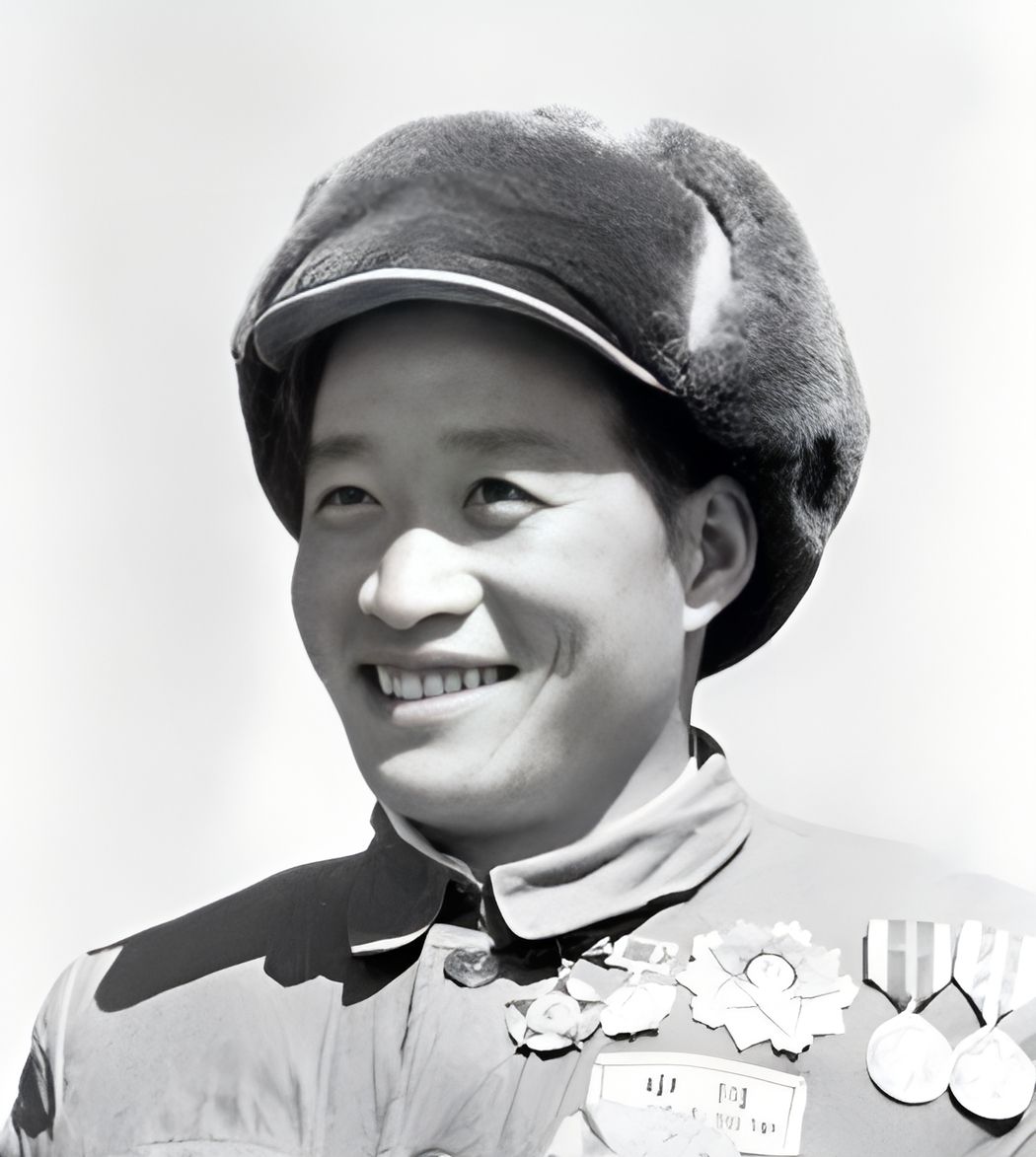 1964年，毛主席在得知奇袭白虎团的英雄杨育才如今只担任副连长时，心中疑惑不已，