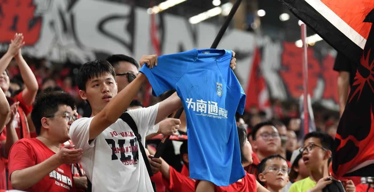 这是成都蓉城和山东泰山比赛结束后的感人一幕。一位南通支云球迷跨越千里，只为了曾经