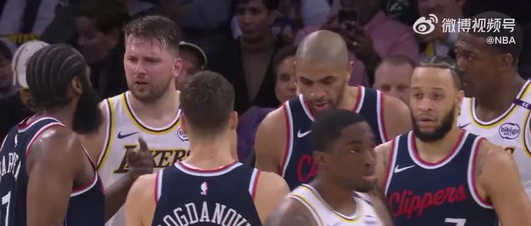 #nba# 东契奇你这不是讨打嘛，偷听战术了。
不得不说，东契奇很机智啊，在人家