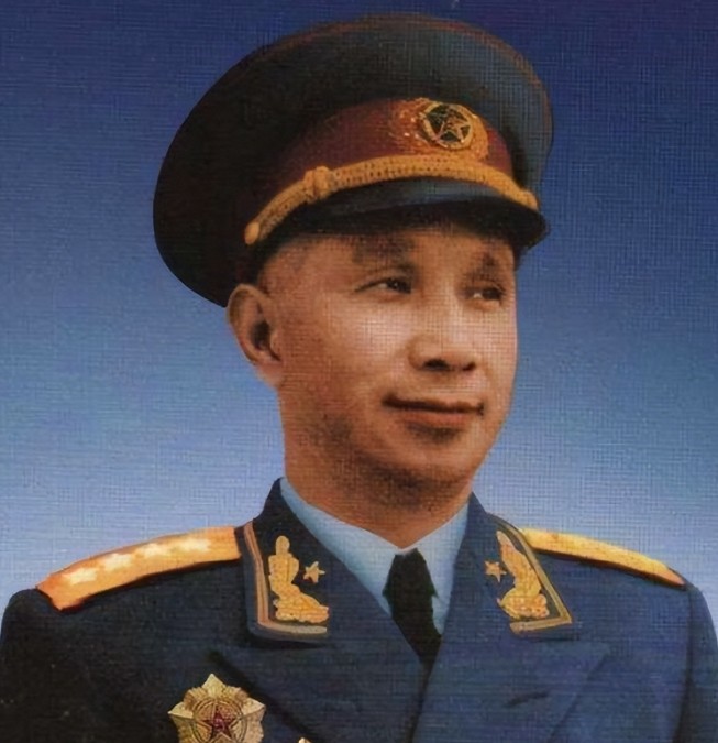 1958年，粟裕被解除总参谋长职务，此后远离军界不被重用。陈赓表示一切都是因为粟