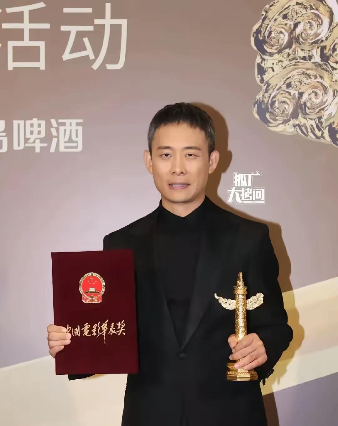 网友都在调侃张译：明明是二封华表奖影帝、却是一脸的尴尬无语啊！
今年这个影帝的竞