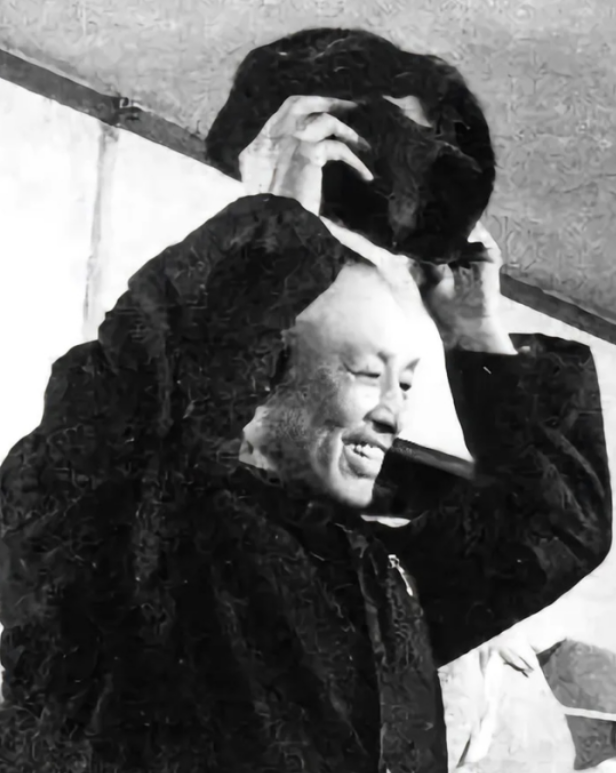 1975年，在战犯管理所关押的周养浩被特赦出狱，国家准许他去任何地方，可他重获自