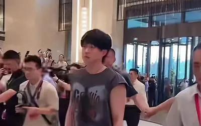 王楚钦山东活动引爆人气
6月2日，乒乓球名将王楚钦现身山东魏桥俱乐部活动，现场粉