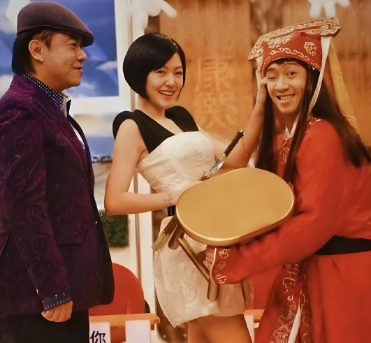 小S送给陈汉典的结婚红包上，她亲笔写下了自己的祝福，虽然带点“腥膻色”，但都是已