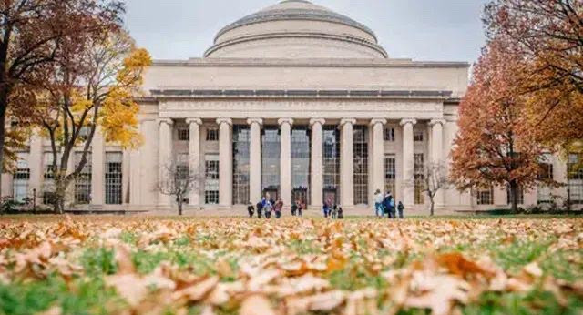 哈佛大学摊上大事了！政府要断它财路！











啥？哈佛大学竟然被美