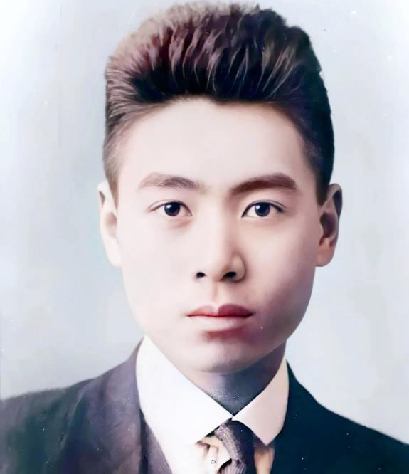 他早年留学海外，才德兼备，是永恒的楷模。其一生为国为民，无私奉献直至最后一息，十