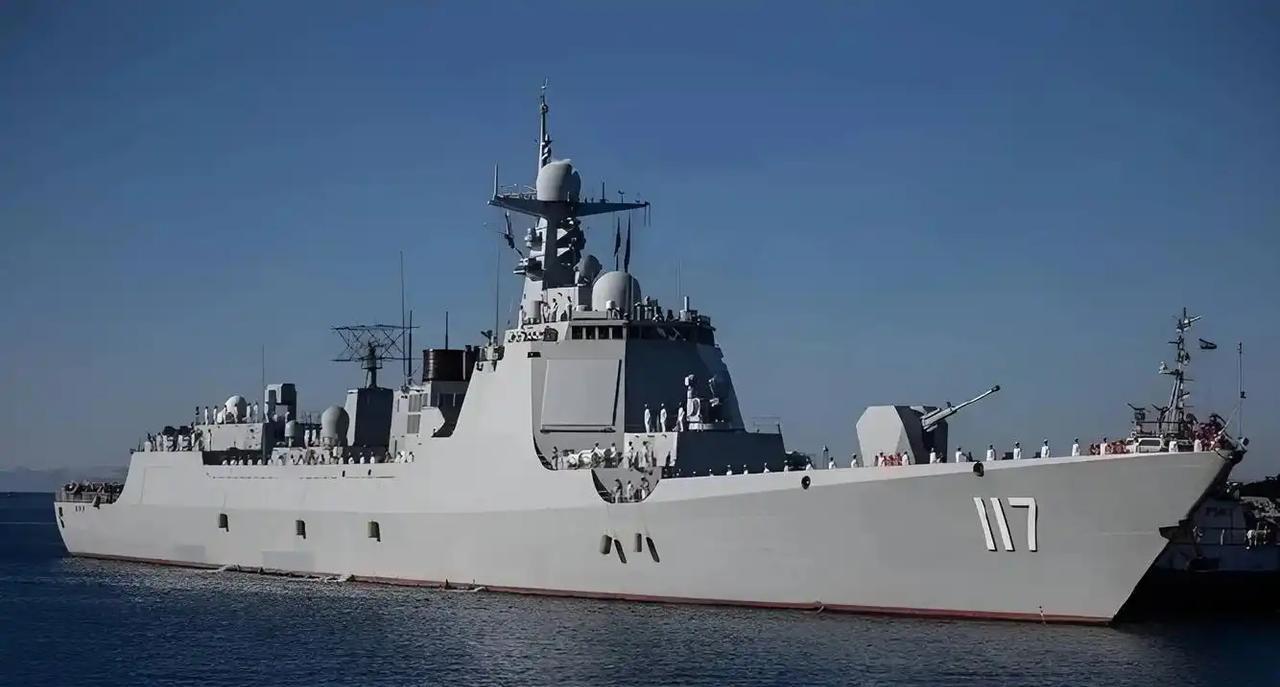 6月25日，中国青岛，多国防长被邀请上052D驱逐舰，让大佬们亲身体验东大的军力