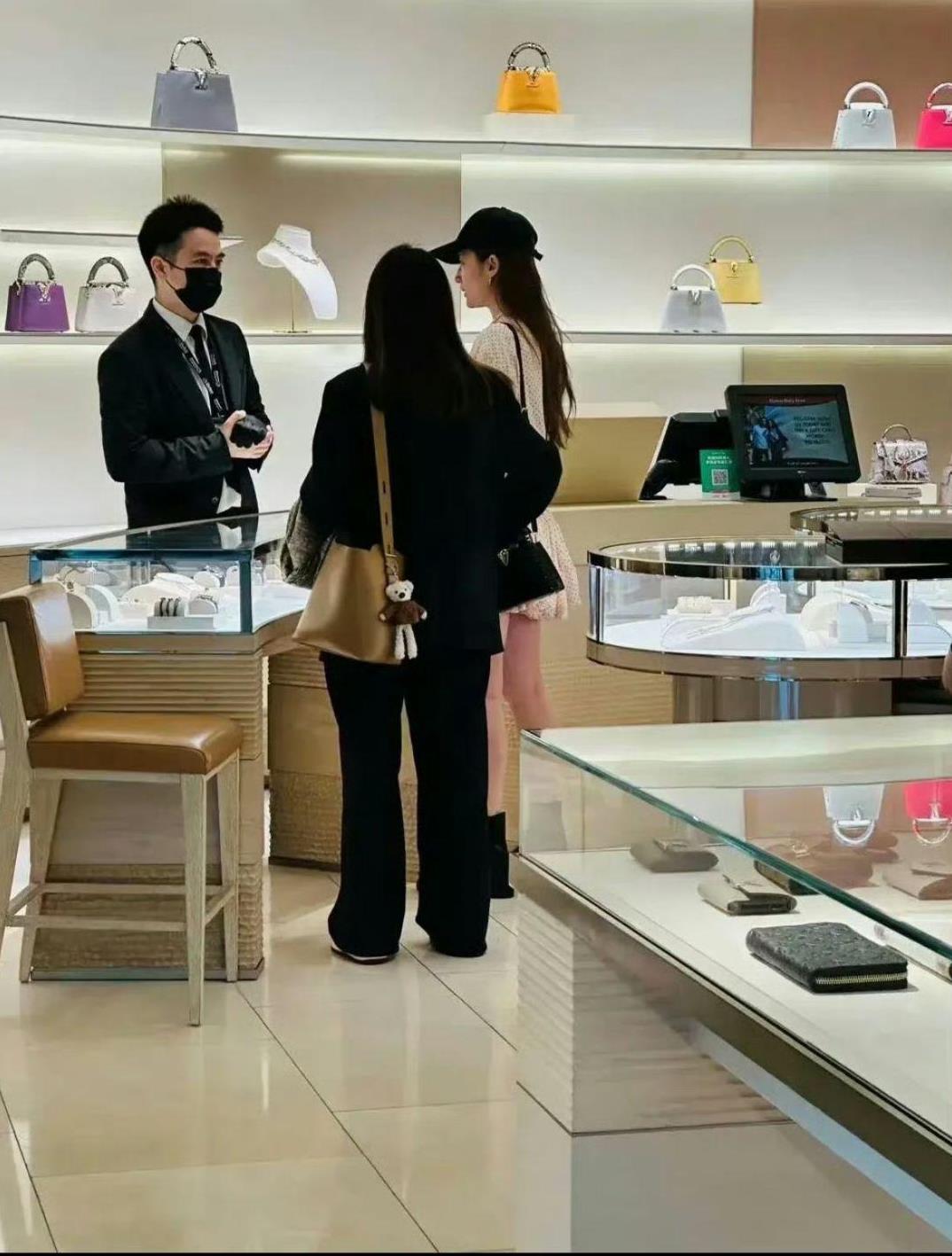 感觉全世界都在偶遇刘亦菲呀，美女真的好爱逛街，每天没啥事就出去逛街买买买，从中国