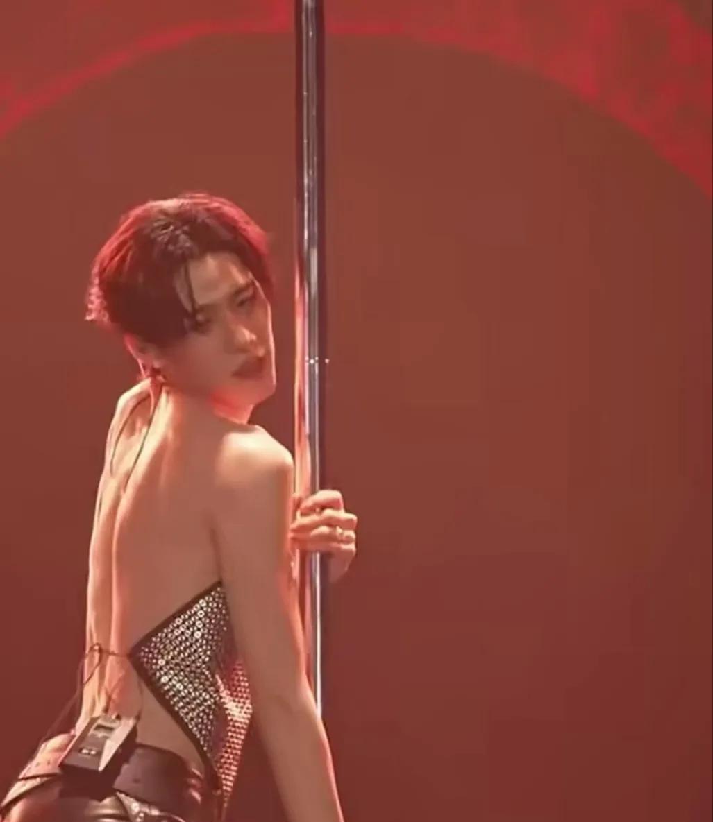 为什么这种现象会成为当代的潮流？
当这个年轻的男人在台上搔首弄姿、挤眉弄眼的时候