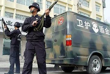 为何运钞员不选手枪和步枪，反而喜欢军队不咋用的霰弹枪呢？不夸张的说，霰弹枪不需要