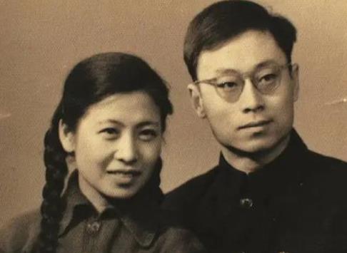 于敏跟妻子说：“氢弹爆炸成功，咱们买一只烤鸭庆祝庆祝吧？”妻子说：“哎呀！氢弹爆
