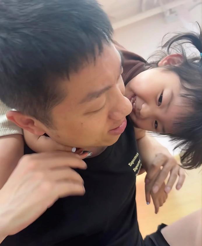 父亲节 许昕晒出儿女 幸福之情溢于言表
6月15日今天是父亲节，
儿女双全的许昕