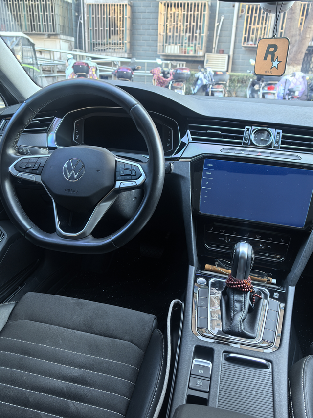 求助一下呗
兄弟们有没有使用过比较合适的手机支架啊？买的倍思夹出风口的那种，一点