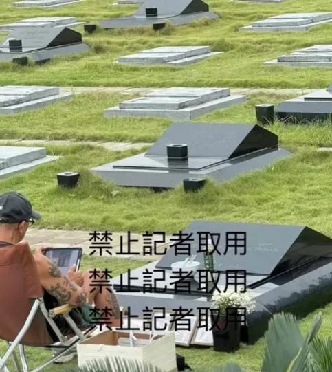 具俊晔在大S墓前看《流星花园》，手里还拿着相片。
感觉具俊晔是真的很爱大S，近照