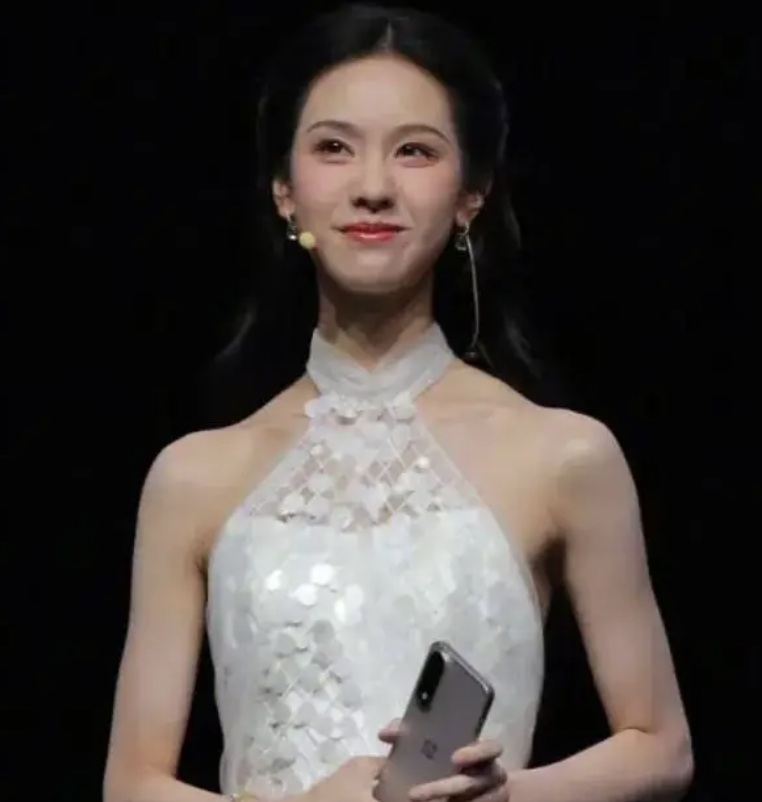 31岁陈都灵生图曝光: 脸部馒化 状态堪忧