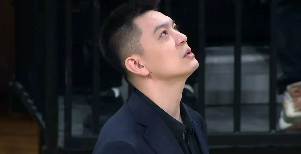 辽宁队高兴不起来喽，主教练杨鸣也没法高兴起来。为啥呢？是因为韩德君和张镇麟受伤了