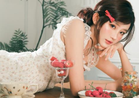 周诗雨的甜美写真，这色彩感觉超好的~