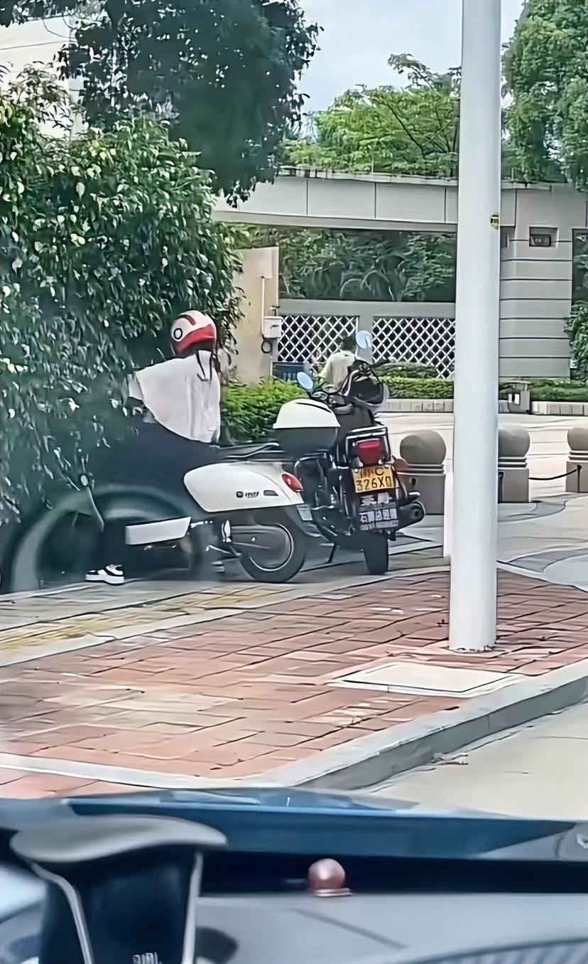 回去生气，让男朋友猜。